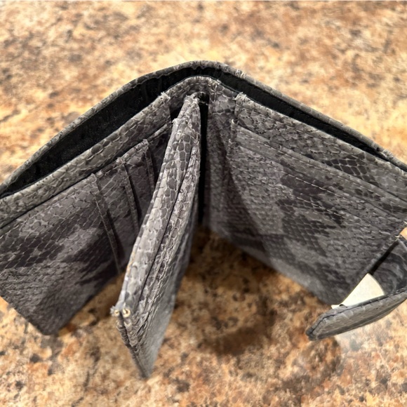 Wallet bi-fold, coin, card slots & picture frame flap in a gray faux alligator - Picture 5 of 7